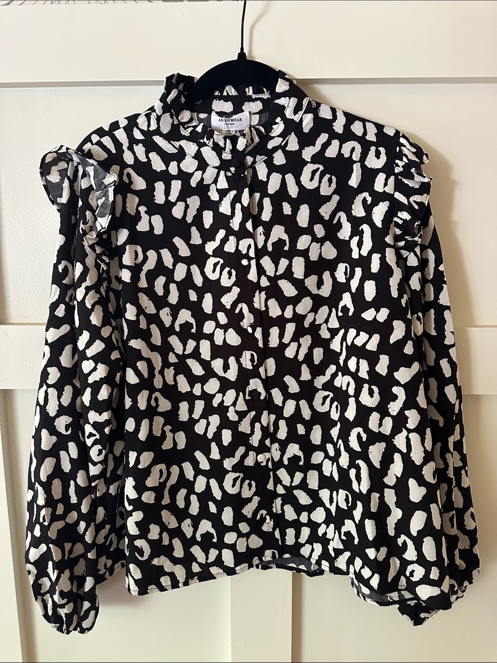 Anniewear Black and White Abstract Ruffle Shoulder Blouse